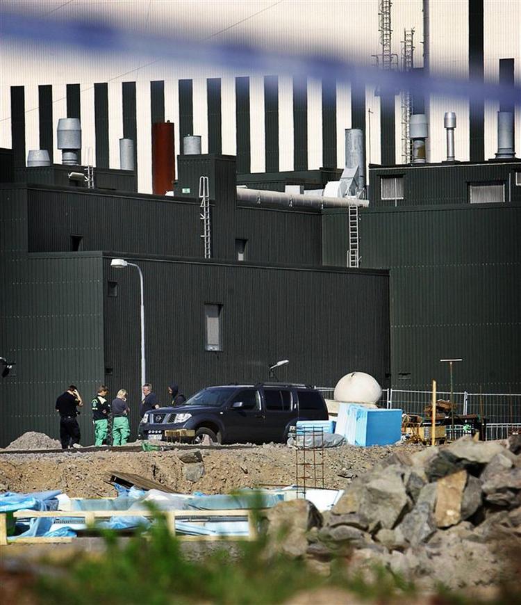 Svenske bombeeksperter ankom i går til atomkraftværket Oskarshamn for at undersøge rektorerne for sprængstoffer. 