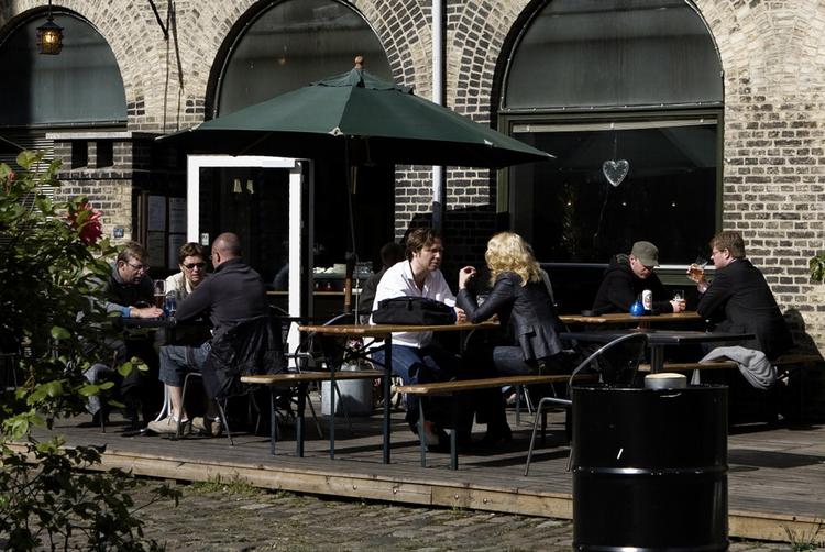 Zum Biergarten midt i byen vækker med langborde, helliters krus med øl og den bløde saltkringle brez'n mindelser om Oktoberfest i München. 