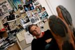 Politikens anmelder Erik Jensen ville i virkeligheden have været rockbassist, afslører han over for Djævlens Advokat. Her i afslappet stil på kontoret, foran væggen med billeder af sig selv. 