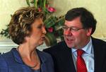 Irlands nye premierminister, Brian Cowan, ses her sammen med landets præsident, Mary McAleese. Arkivfoto. 