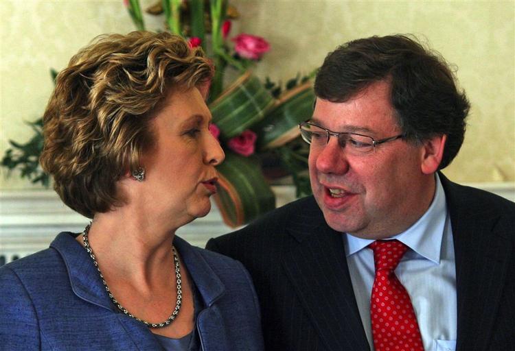 Irlands nye premierminister, Brian Cowan, ses her sammen med landets præsident, Mary McAleese. Arkivfoto. 