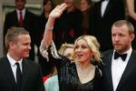 De kendte slår sig løs til fester om aftenen ved filmfestivalen i Cannes. Madonnas tilstedeværelse kaster lidt ekstra stjernedrys over en fest. 