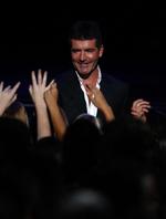 Dommer Simon Cowell foran sine fans før finalen i 'American Idol'. Ifølge CNN måtte den barske dommer undskylde sin opførsel. 