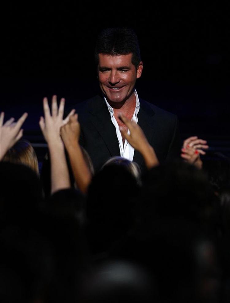 Dommer Simon Cowell foran sine fans før finalen i 'American Idol'. Ifølge CNN måtte den barske dommer undskylde sin opførsel. 