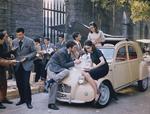 Universitetsungdommen flokkes om en Citroën 2 CV, sikkert en gang i 60'erne. Bilens nummerplade viser dog, at den ikke er fra Paris, men fra Milano. Foto: Citroën 