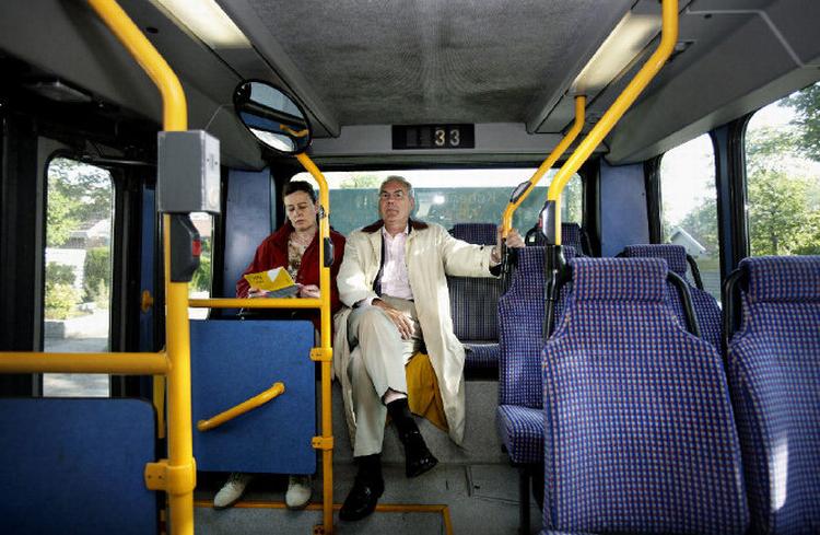 Næsten tom. Linje 33 i København var ikke overfyldt i går. Og overalt  i Danmark flygter passagererne  fra busserne. Nu vil Danske Regioner  have en økonomisk saltvands- indsprøjtning til bustrafikken for at  vende udviklingen. Foto: Sara Galbiati 