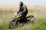 BMW F 800 GS er i sit es, når asfalt afløses af grus og sten. 