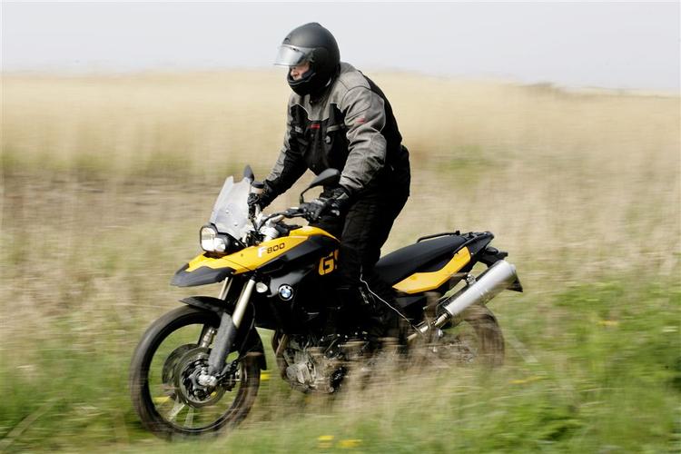 BMW F 800 GS er i sit es, når asfalt afløses af grus og sten. 