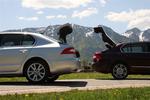 Med lille (lys bil) eller stor åbning (mørk bil): Bagagerumsklappen i Skoda Superb kan åbnes på to forskellige måder. 