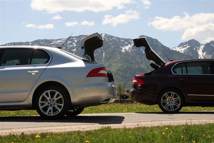 Med lille (lys bil) eller stor åbning (mørk bil): Bagagerumsklappen i Skoda Superb kan åbnes på to forskellige måder. 