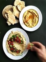 Hummus, to tallerkener + brød