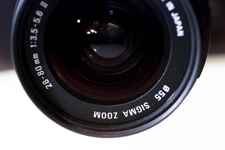 Nogle fotografer - typisk af den gamle skole - beholder negativerne, så I skal betale ekstra, hvis I vil have flere kopier. Scanner I alligevel billederne selv, kan fotografen kræve erstatning. 