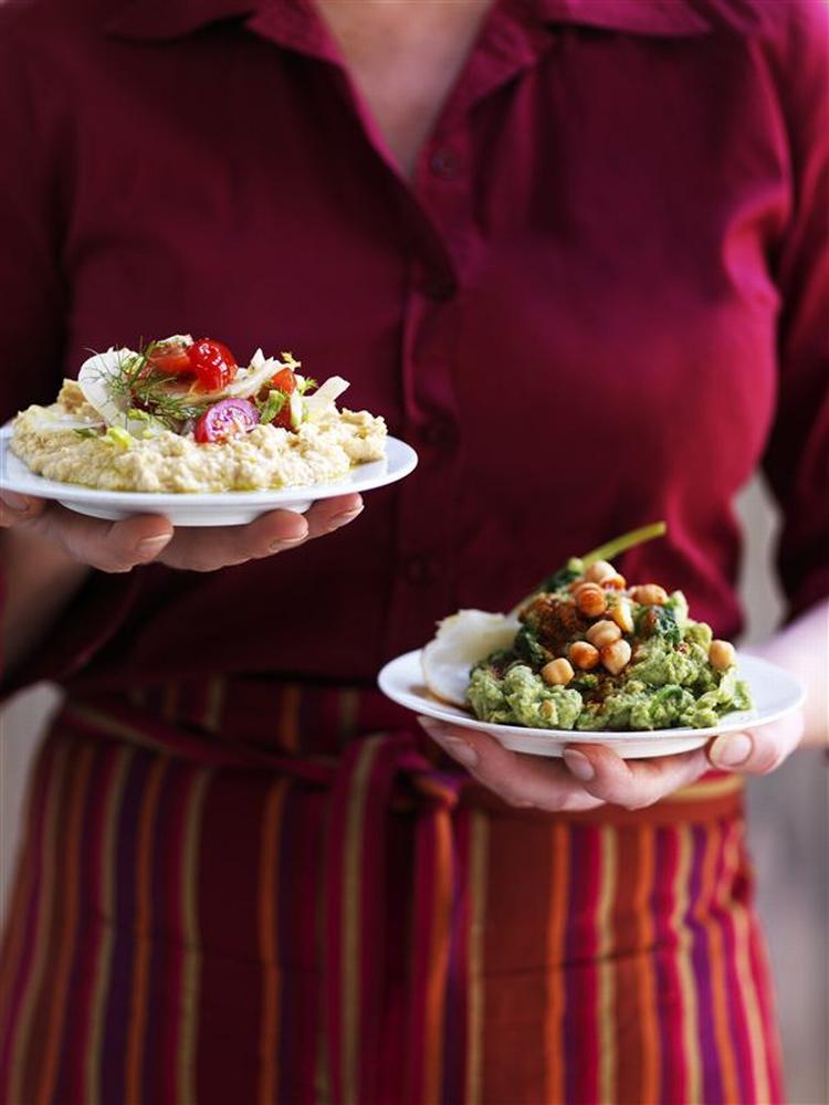 Salatmesteren Scheftelowitz elsker hummus og giver fem gode opskrifter til kikærtemosen. Perfekt til forårets buffetter. 
