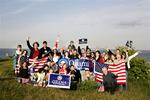 »Yes We Can« råber de fremmødte Obama-tilhængere, der lader sig fotografere på Dragør Fort. Billedet er en del af en international kampagne for Barak Obama. 