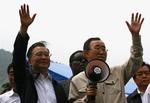 Kinas premierminister Wen Jiabao (tv.),  og FN's generalsekretær, Ban Ki-moon.(th.) har besøgt katastrofeområdet. 