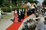 Gæsterne ankommer. Her ses Ida Maria Davidsen Siesbye og Joakim Lilholt. 