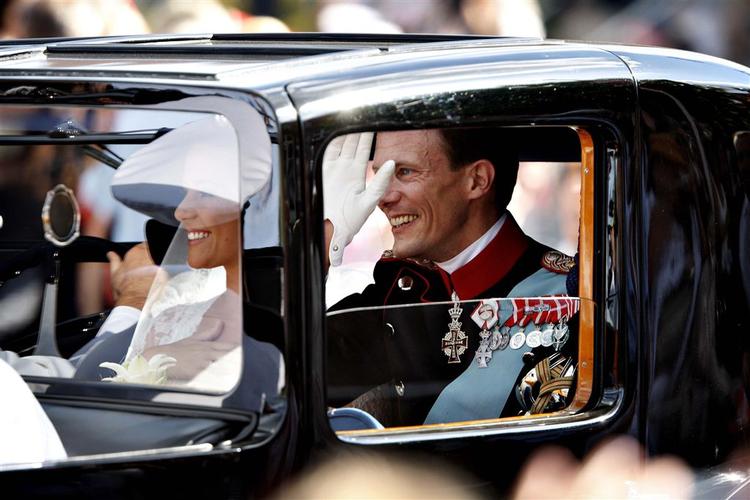 Prinsessen og prinsen kører af sted i en Bugatti Royal efter vielsen. 