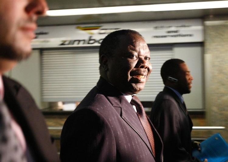Oppositionsleder Tsvagirai landede i dag i lufthavnen i Harare efter halvanden måneds udlandsrejser. 