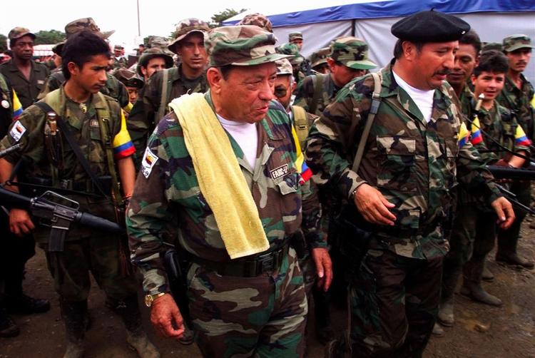 Arkivfoto: Manuel Marulanda, i midten af billedet, grundlagde den colombianske oprørsgruppe FARC. Han er i dag bekræftet død. 