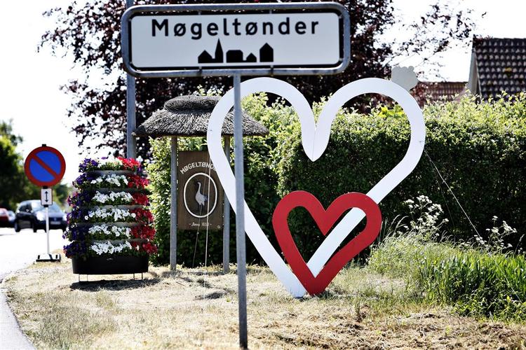 Der ryddes op i Møgeltønder dagen efter det kongelige bryllup. Slotsgaden ligner dog allerede sig selv. 