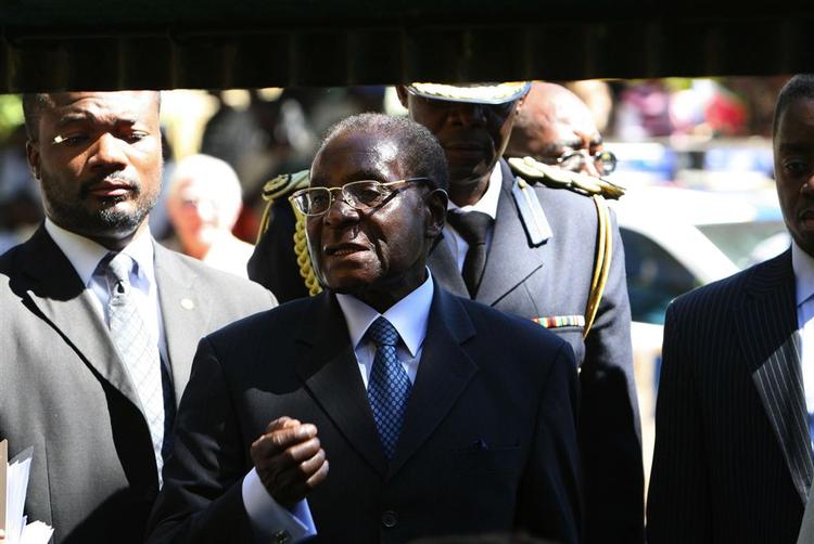 Arkivfoto. Mugabe truer nu med at smide den amerikanske ambassadør ud af landet. 