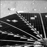 Et af de første billeder fra rumsonden Phoenix er fra selve landingen på planeten. 