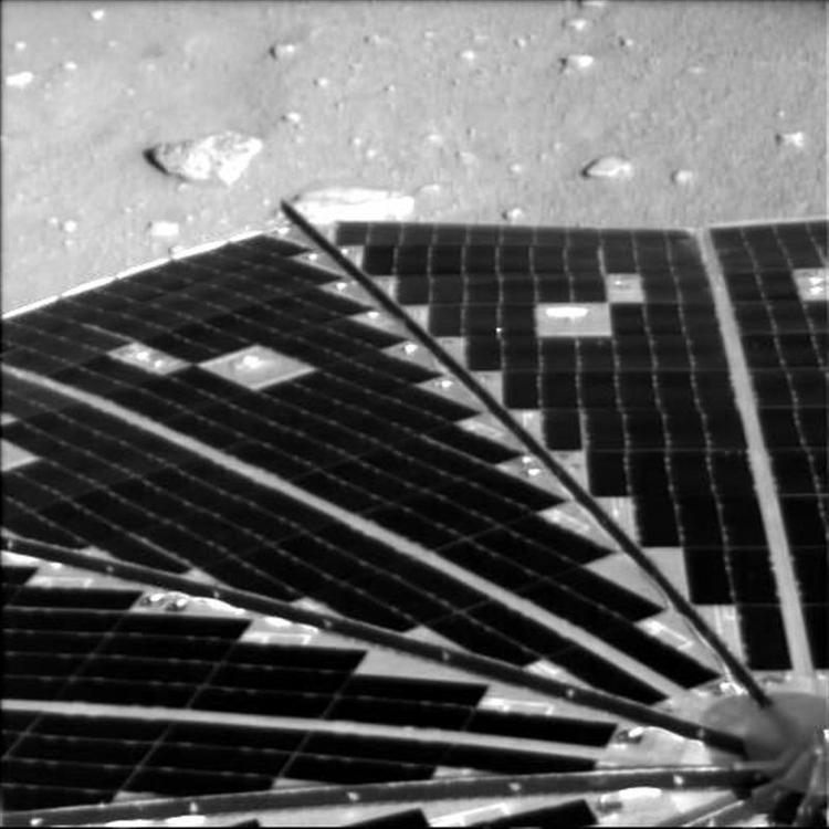 Et af de første billeder fra rumsonden Phoenix er fra selve landingen på planeten. 