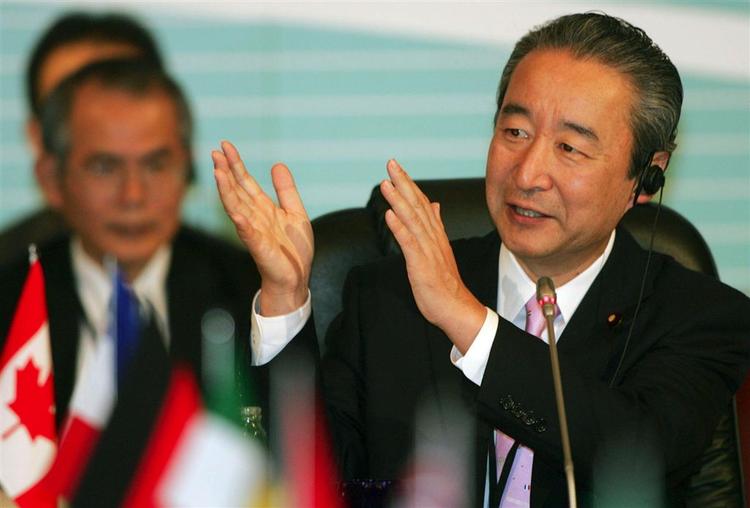 Den japanske miljøminister Ichiro Kamoshita klapper, efter der er opnået enighed mellem G8-landene. 