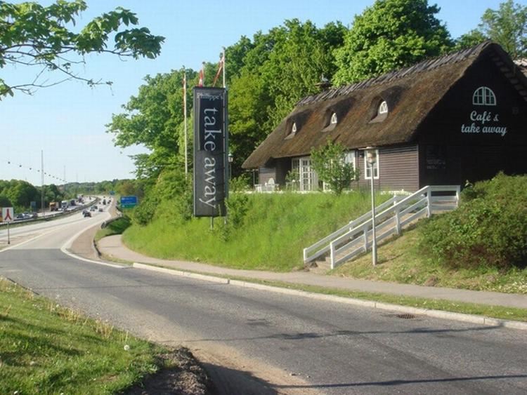 Nu behøver man ikke at nøjes med røde pølser og bøfsandwich langs motorvejen. Philippe's take away sælger sydfransk mad lige ved E47. 