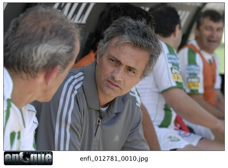 Jose Mourinho gæsteoptrådte i begyndelsen af maj som dommer i en kamp mellem gamle stjerner på Benficas hjemmebane. Arkivfoto. 