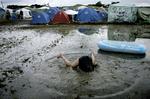 Mudder og kontante regnmasser prægede Roskilde Festival 2007. Og affaldet begravede sig dybt. Arkivfoto. 