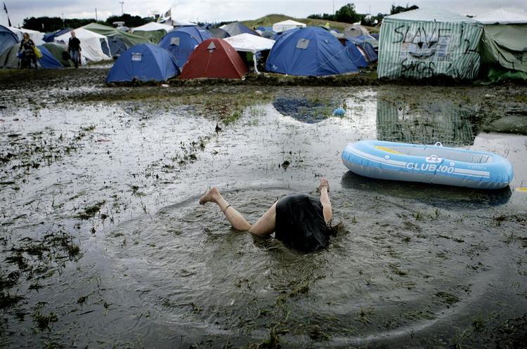 Mudder og kontante regnmasser prægede Roskilde Festival 2007. Og affaldet begravede sig dybt. Arkivfoto. 