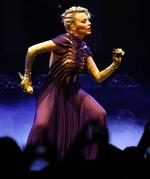 Den australske popstjerne Kylie Minogue på scene under en koncert i Zurich, i Schweiz 25. maj 2008. 