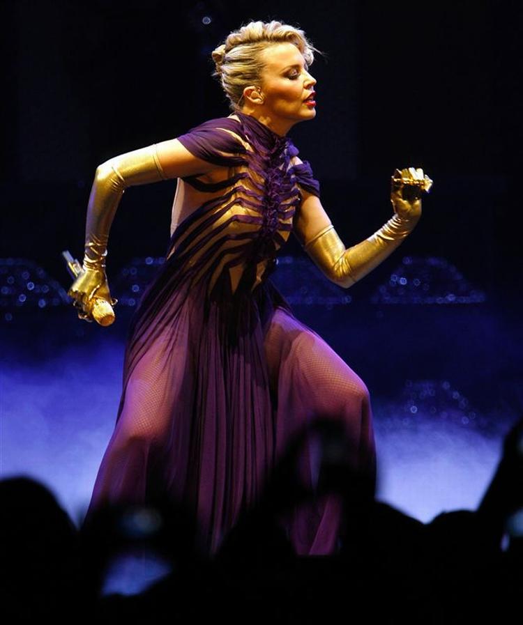 Den australske popstjerne Kylie Minogue på scene under en koncert i Zurich, i Schweiz 25. maj 2008. 