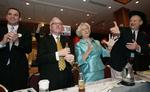 Bob Barr - i midten ved siden af sin kone - er præsidentkandidat for The Libertarian Party. 