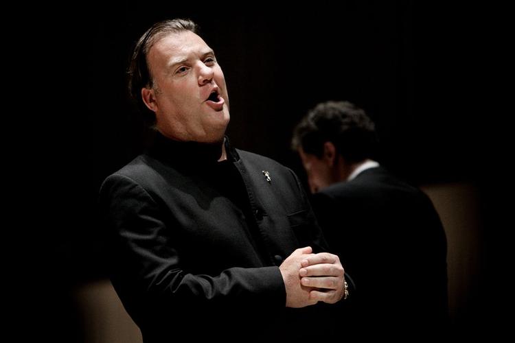 Bryn Terfel brændte 100 procent igennem i sit uddrag fra partiet som Shakespeares komiske womanizer, Falstaff, i Århus fredag aften. Til oktober kan han opleves i Tivolis Koncertsal. 