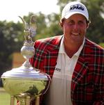 Phil Mickelson med trofæet for sin sejr i  Crown Plaza International i Fort Worth. 