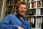 Sebastian Faulks afslog af praktiske grunde at afsløre handlingen i den nye Bondbog ved et pressemøde: »Så ville jeg bagefter være nødt til at komme over og slå jer alle sammen ihjel«. Foto: Kirsty Wigglesworth/AP 