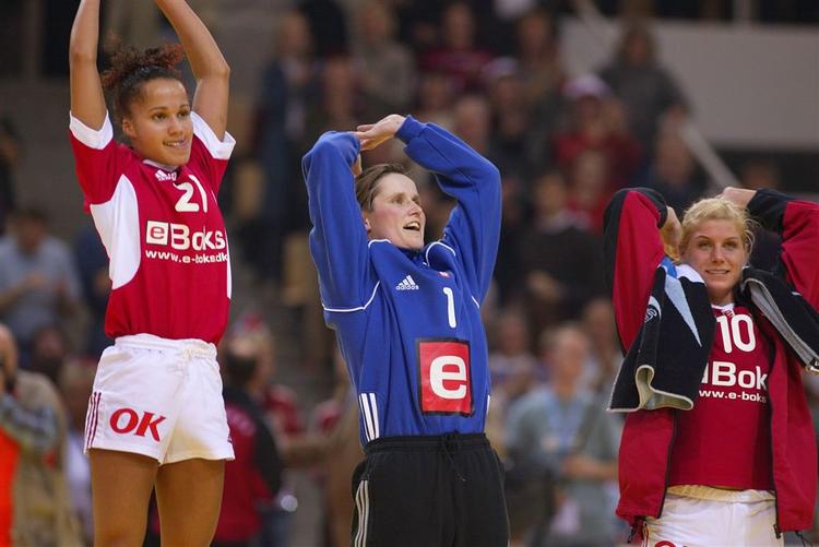 Jubel hos håndboldkvinderne efter EM-sejren i 2002. Arkivfoto. 