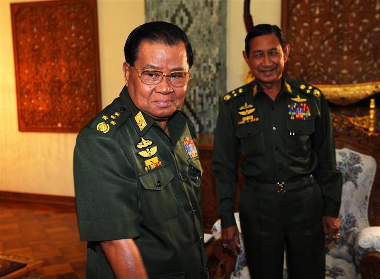Lederen af Myanmars junta, Than Shwe (tv.) har fået tilslutning til sit udkast til forfatning. 