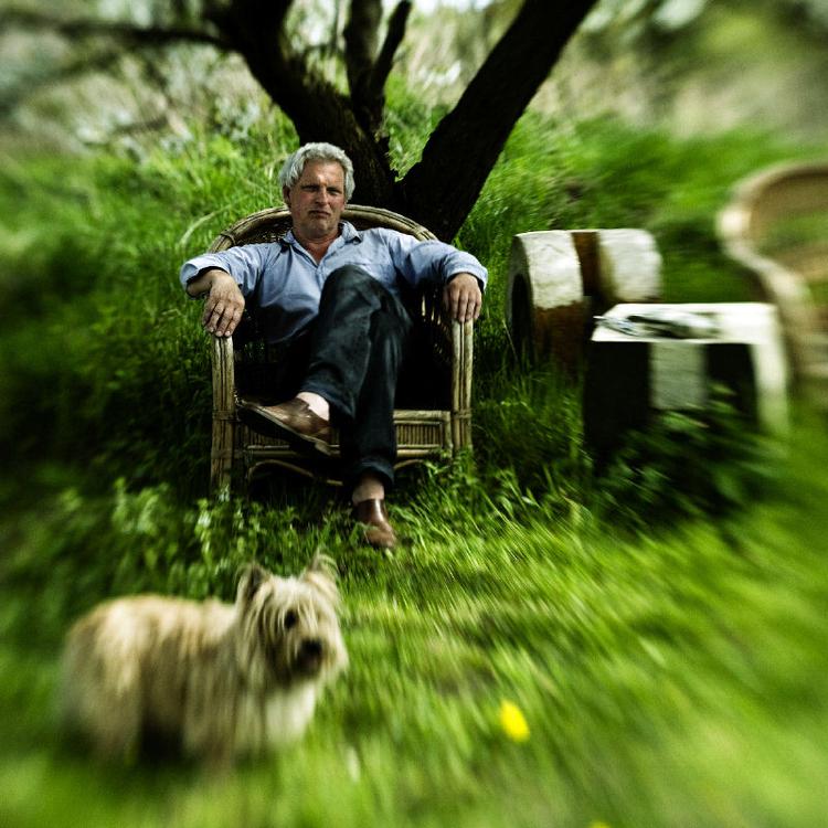 Jon Bang Carlsen har valgt at slå sig ned på en sjællandsk  naturgrund, »fordi det minder mig om Mols Bjerge, hvor jeg kom meget som barn. Og så fordi der ikke sker noget her. Ingenting overhovedet«.  Foto: Jonas Pryner Andersen 