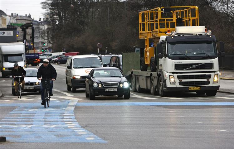 Allerede fra 60-års alderen begynder risikoen for uheld at stige, når du sætter dig bag rattet. - Arkivfoto. 