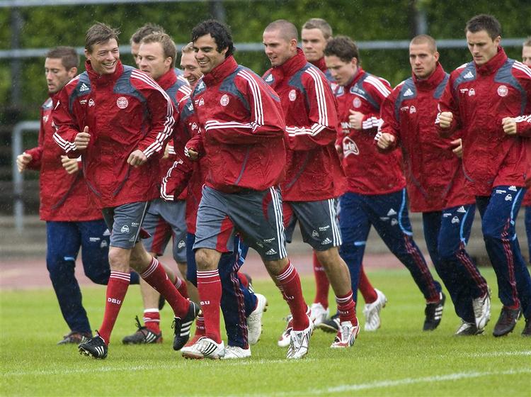 Jon Dahl Tomasson, der lunter i front med Kenneth Perez, trænede ikke med i eftermiddag. 