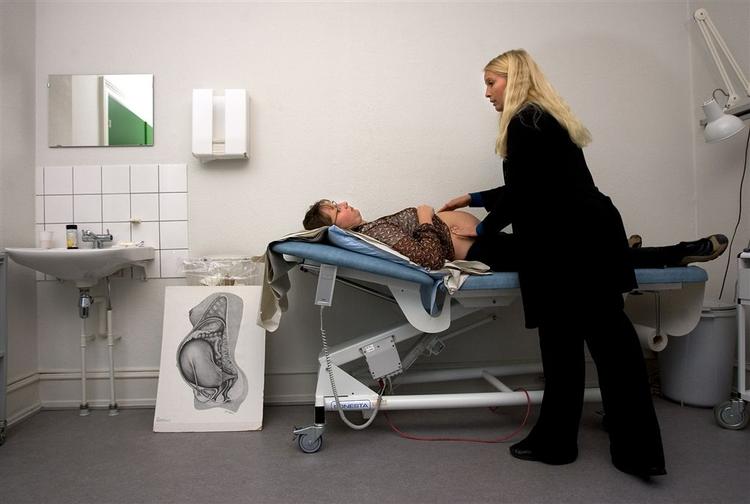 Jordemoderforeningen er i store økonomiske vanskeligheder efter flere uger med konflikt. 