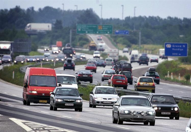 Hvis det skal være billigere at pendle på job, skal transportfradraget skæres, mener Venstre, som ikke vil lette benzinaftgiften. 