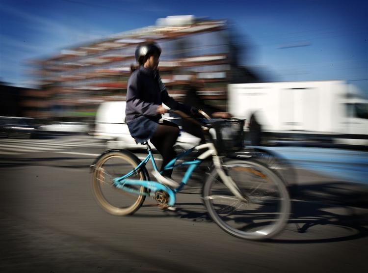 Hvis det bliver et lovkrav at køre med cykelhjelm, vil vi rette ind, bedyrede de cyklister, som politiken.dk mødte i dag. 