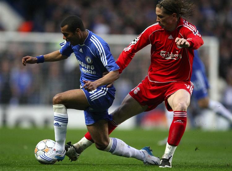 Kommende klubkammerater? Chelsea er angiveligt interesseret i at løbe Fernando Torres, men Liverpool afviser alle spekulationer. Arkivfoto. 
