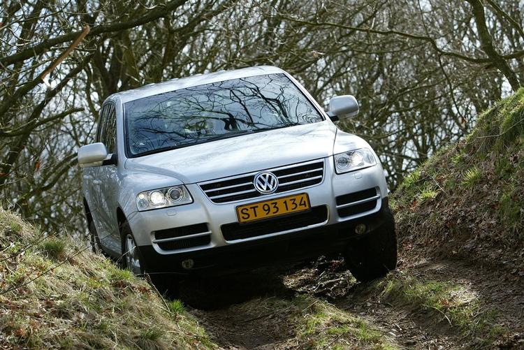 VW Touareg var et kæmpehit i Danmark i de første år efter dens fremkomst i 2003. Nu er interessen kølnet, og derfor fås den til spotpris. 