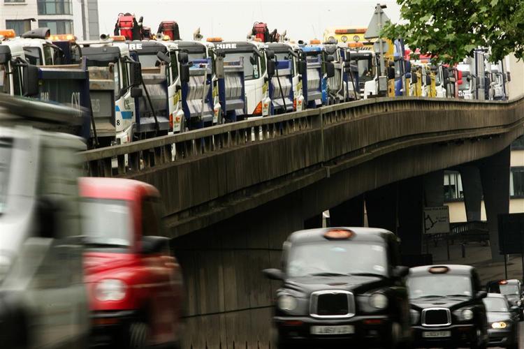 Supertrucks begin trials in various parts of Denmark today. If adopted, supertrucks could mean fewer but bigger trucks. Archive photo of a backlog of trucks in London. 
