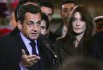 Frankrigs præsident, Nicolas Sarkozy, og hans hustru, Carla Bruni-Sarkozy besøgte et fødevaremarked i Paris i dag. 